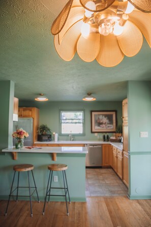 Four à micro-ondes, un four, surface de cuisson, lave-vaisselle