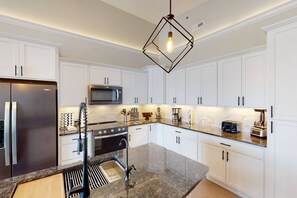 Réfrigérateur, four à micro-ondes, un four, surface de cuisson