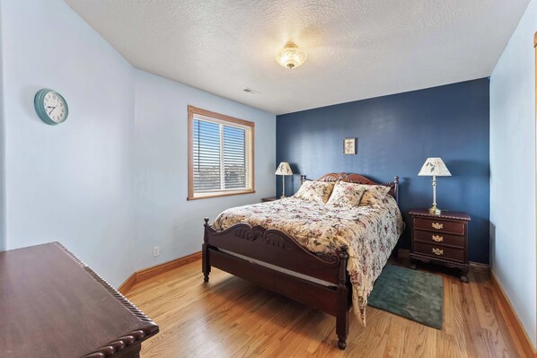 5 bedrooms, desk, iron/ironing board, travel crib