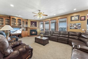 Smart TV, chimenea y oficina 