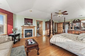 5 bedrooms, desk, iron/ironing board, travel cot