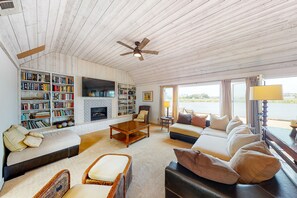 Smart-TV, peis, DVD-spiller og bøker