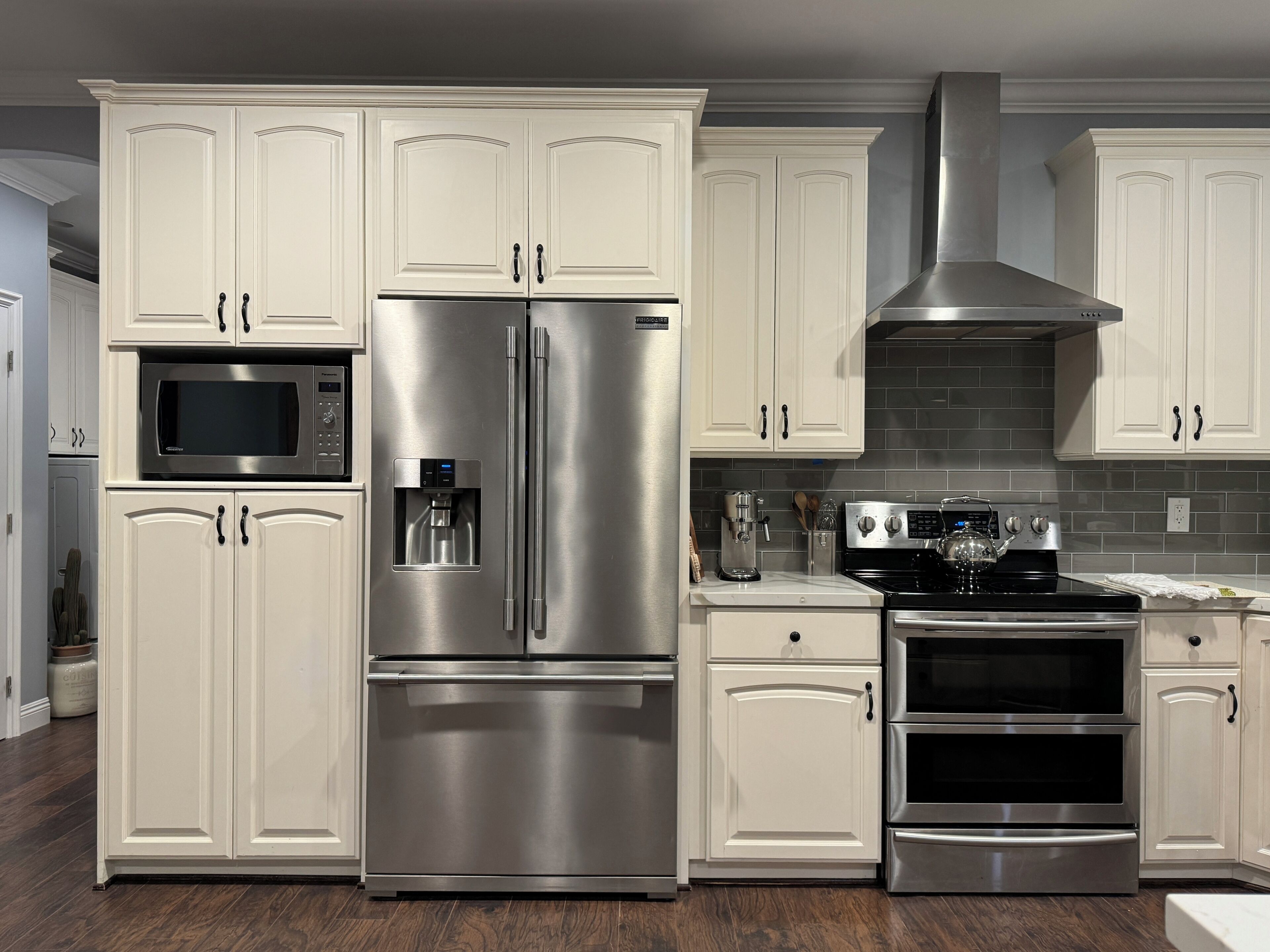 Een microgolfoven, een oven, een kookplaat, een vaatwasser