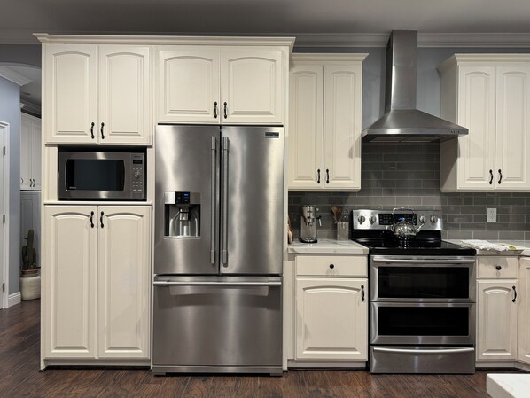 Four Ă micro-ondes, un four, surface de cuisson, lave-vaisselle