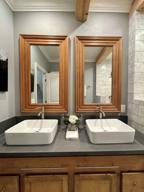 Shower, hair dryer, towels, toilet paper - Charming Hillside Escape (Corona)