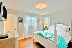 3 bedrooms, Internet, bed sheets - Seashell Cottage in La Jolla (La Jolla)