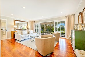 Téléviseur, lecteur de DVD, livres