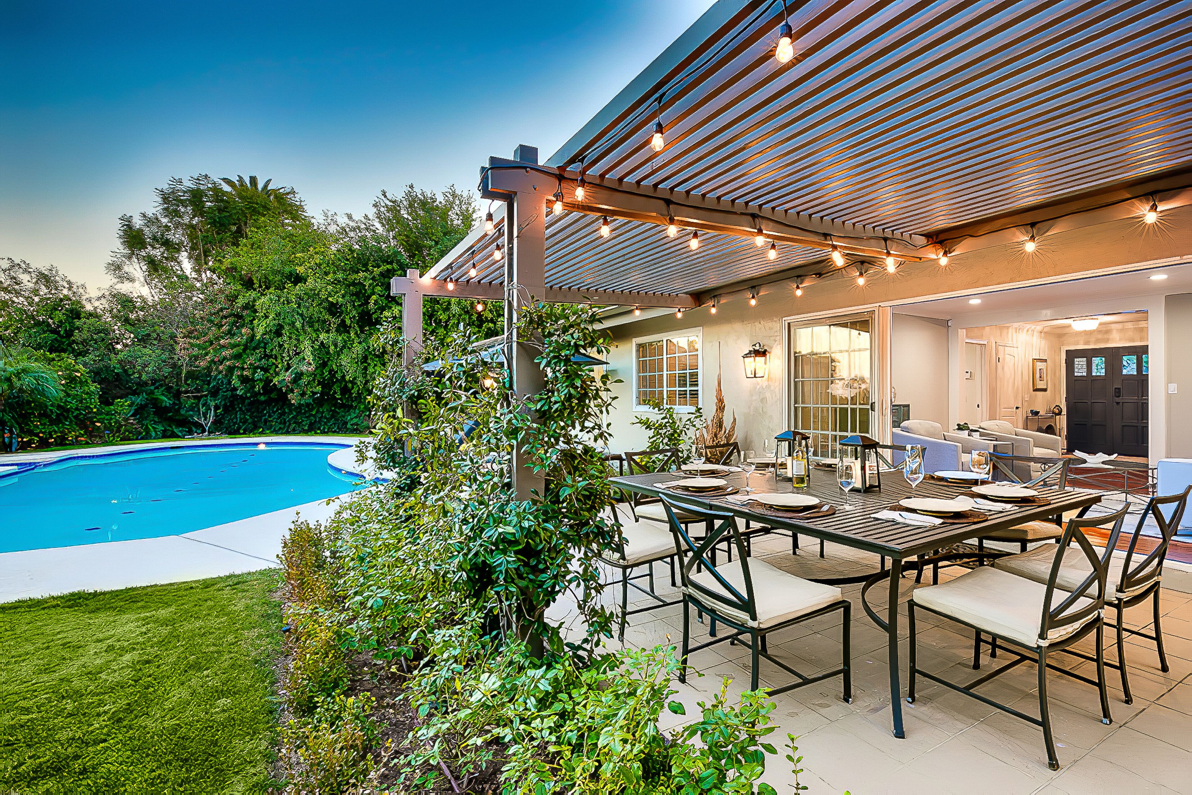 屋外ダイニングエリア