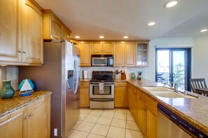 Réfrigérateur, four à micro-ondes, un four, surface de cuisson