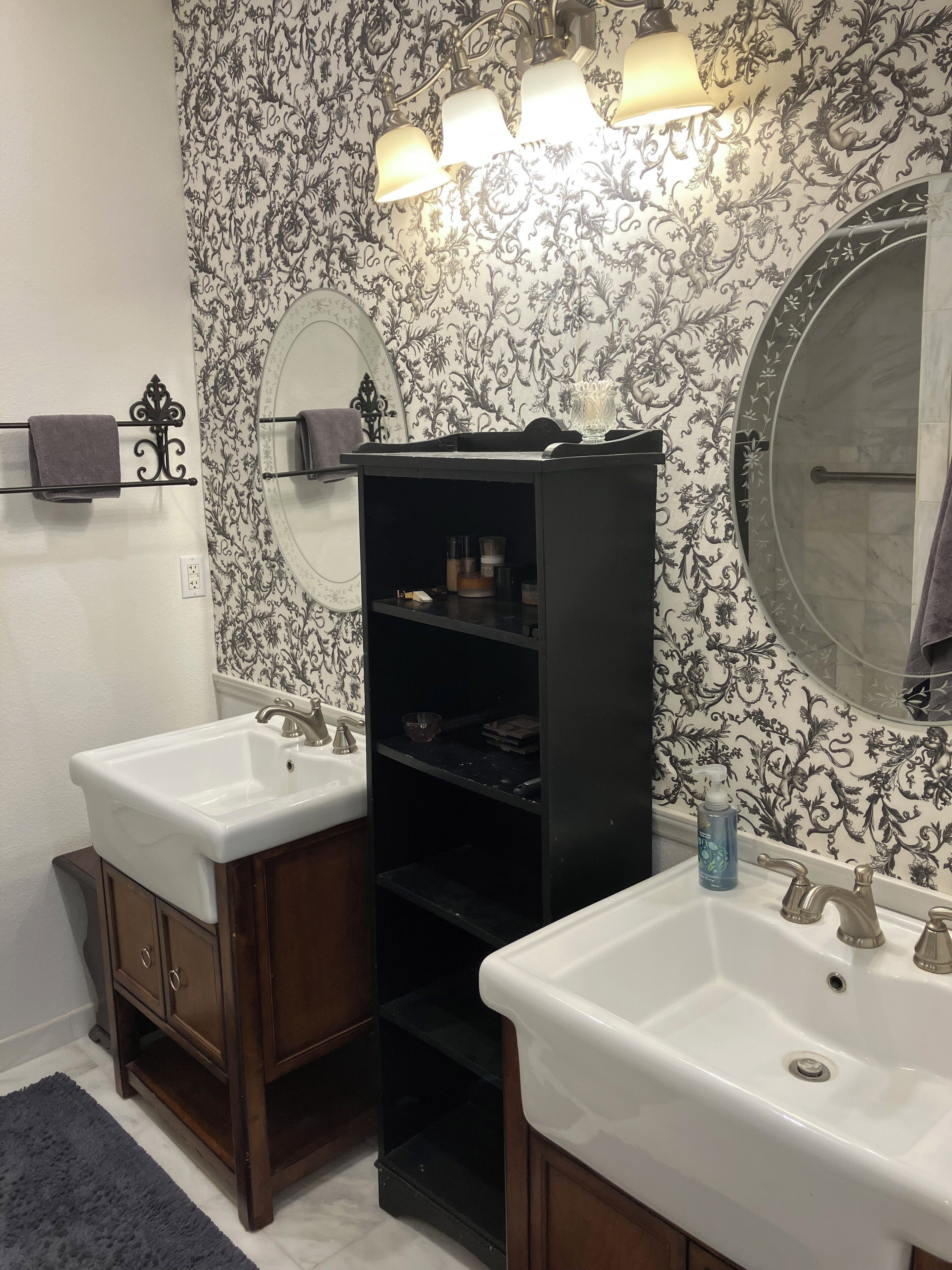 Dusj, hårføner, håndklær og såpe