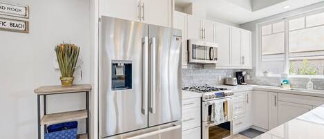 Køleskab, mikrobølgeovn, ovn, kogeplade