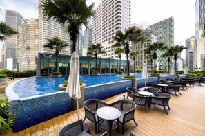 Hồ bơi ngoài trời