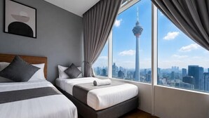 Une chambre d’hôtel avec deux lits, une vue sur la ville et un design moderne.