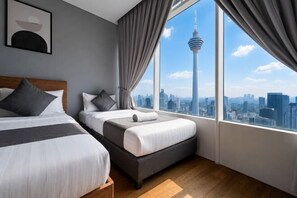 Habitación de hotel con dos camas, vistas a la ciudad y un diseño moderno.