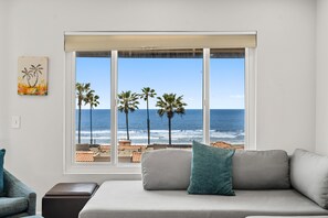 Smart TV, chimenea y libros 