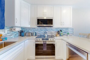 Réfrigérateur, four à micro-ondes, un four, surface de cuisson