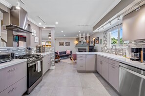 Réfrigérateur, four à micro-ondes, un four, surface de cuisson