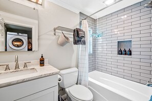 Dusche, Haartrockner, Handtücher
