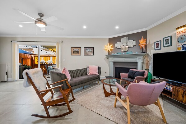 Smart TV, fireplace, DVD player