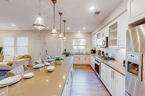 Réfrigérateur, four à micro-ondes, un four, surface de cuisson