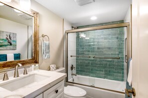 Shower, hair dryer, towels - Carlsbad Village Charm (Carlsbad)