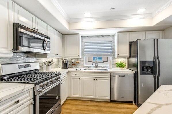 Réfrigérateur, four à micro-ondes, un four, surface de cuisson