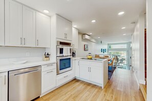 Réfrigérateur, four à micro-ondes, un four, surface de cuisson