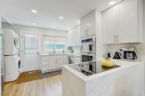 Réfrigérateur, four à micro-ondes, un four, surface de cuisson