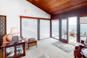 Smart-TV, peis, DVD-spiller og bøker