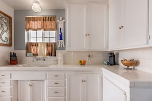 Coffee/tea maker, fridge, microwave, oven