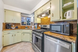 Réfrigérateur, four à micro-ondes, un four, surface de cuisson