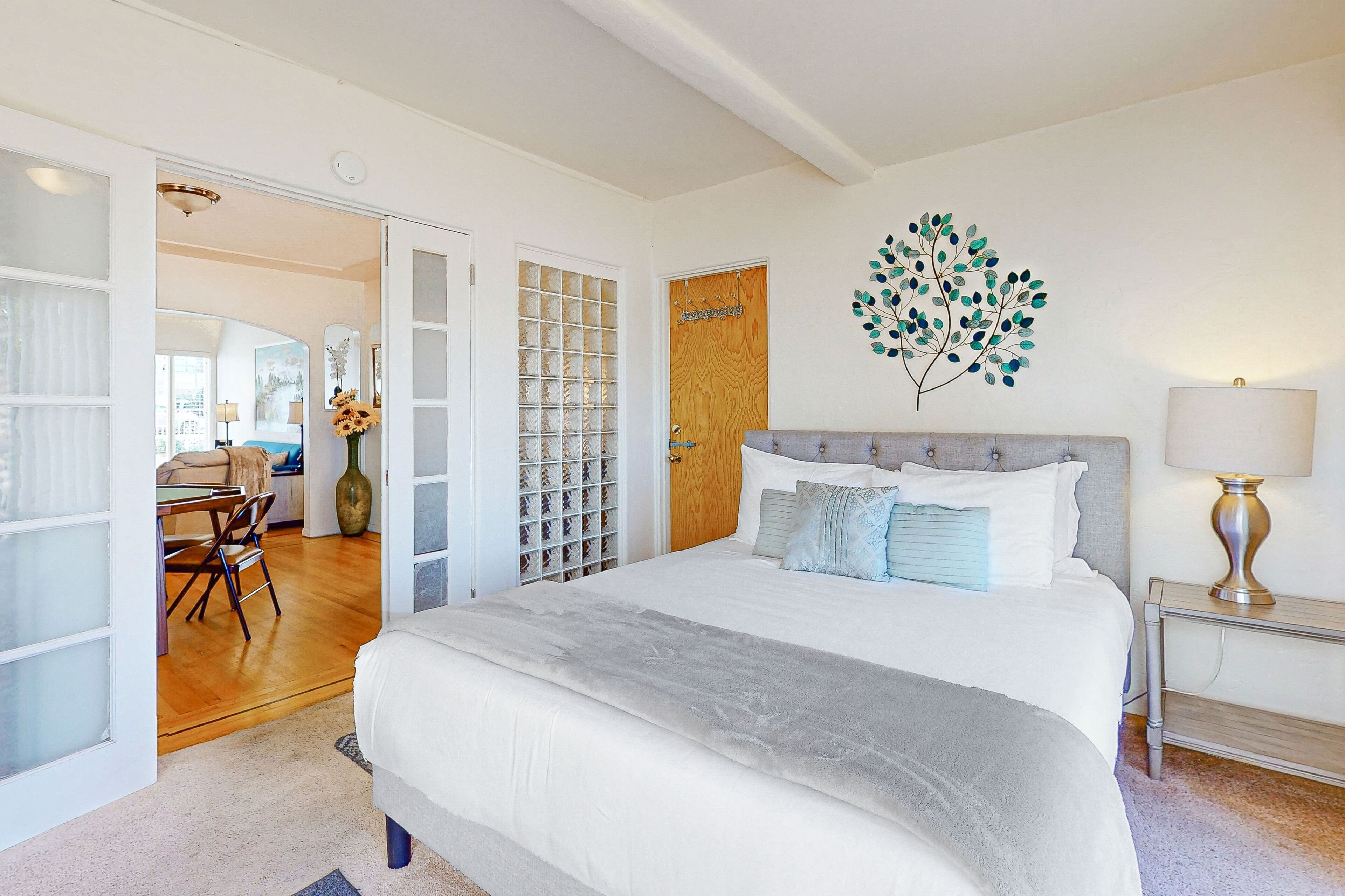 3 habitaciones, escritorio y tabla de planchar con plancha 