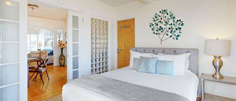 3 habitaciones, escritorio y tabla de planchar con plancha