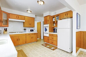 Réfrigérateur, four à micro-ondes, un four, surface de cuisson