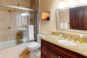 Shower, hair dryer, towels - 329 Oak Ave Gorgeous 4BR (Carlsbad)