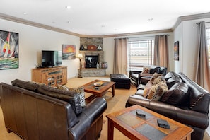 Téléviseur connecté, foyer, lecteur de DVD, livres