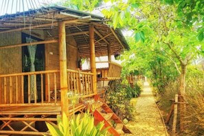 A wooden structure with a porch and a pathway leading to it. - khao Thung Benja HomeStay (Phayuha Khiri)