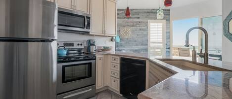 冷蔵庫、電子レンジ、オーブン、コンロ