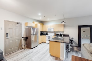 Kühlschrank, Mikrowelle, Ofen, Herdplatte