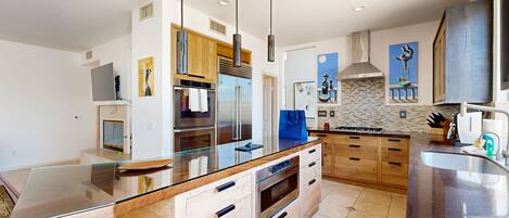 冷蔵庫、電子レンジ、オーブン、コンロ