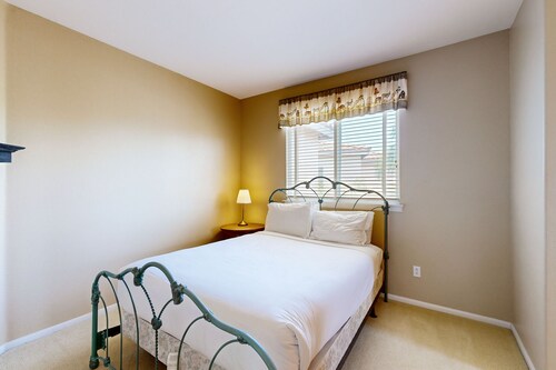 Torrey Treats Luxe home in gated community with backyard - near University, dining, shopping