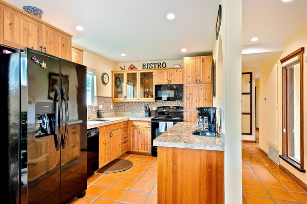 Réfrigérateur, four à micro-ondes, un four, surface de cuisson