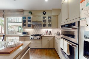 雪櫃、微波爐、焗爐、爐具