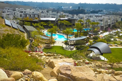 Sunny City Living Dog-friendly condo with office - pool, hot tub, and fitness center