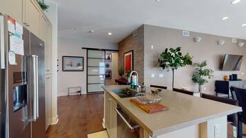 Frigorifero, microonde, forno, piano cottura