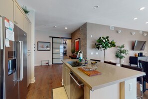 Frigorifero, microonde, forno, piano cottura