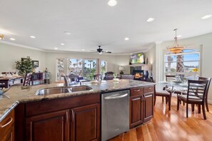 Dining - Buccaneer Beach Lookout - 30-Night Minimum (Oceanside)