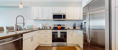 Kühlschrank, Mikrowelle, Ofen, Herdplatte