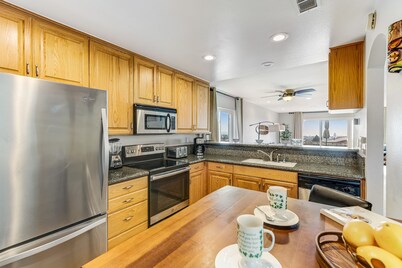 Clover Pacific Views Upscale home with amazing ocean views - pool, hot tub and near beach