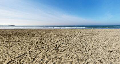 Robert's Cottage 16 Historic beach cottage w/full kitchen & free wifi, steps from the beach